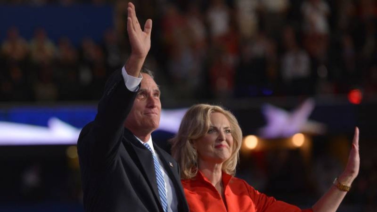 Mitt Romney, junto a su mujer, durante la convención del partido celebrada en Florida.
