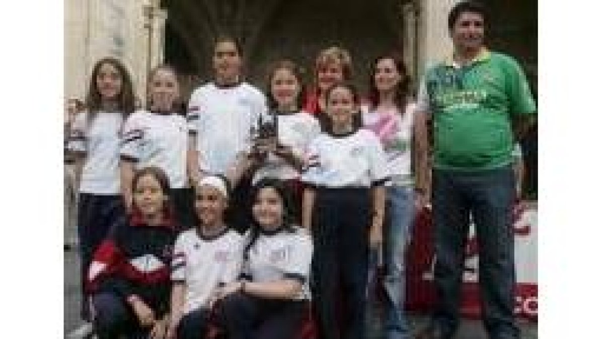 El equipo alevín femenino del colegio de las Agustinas recibió su trofeo