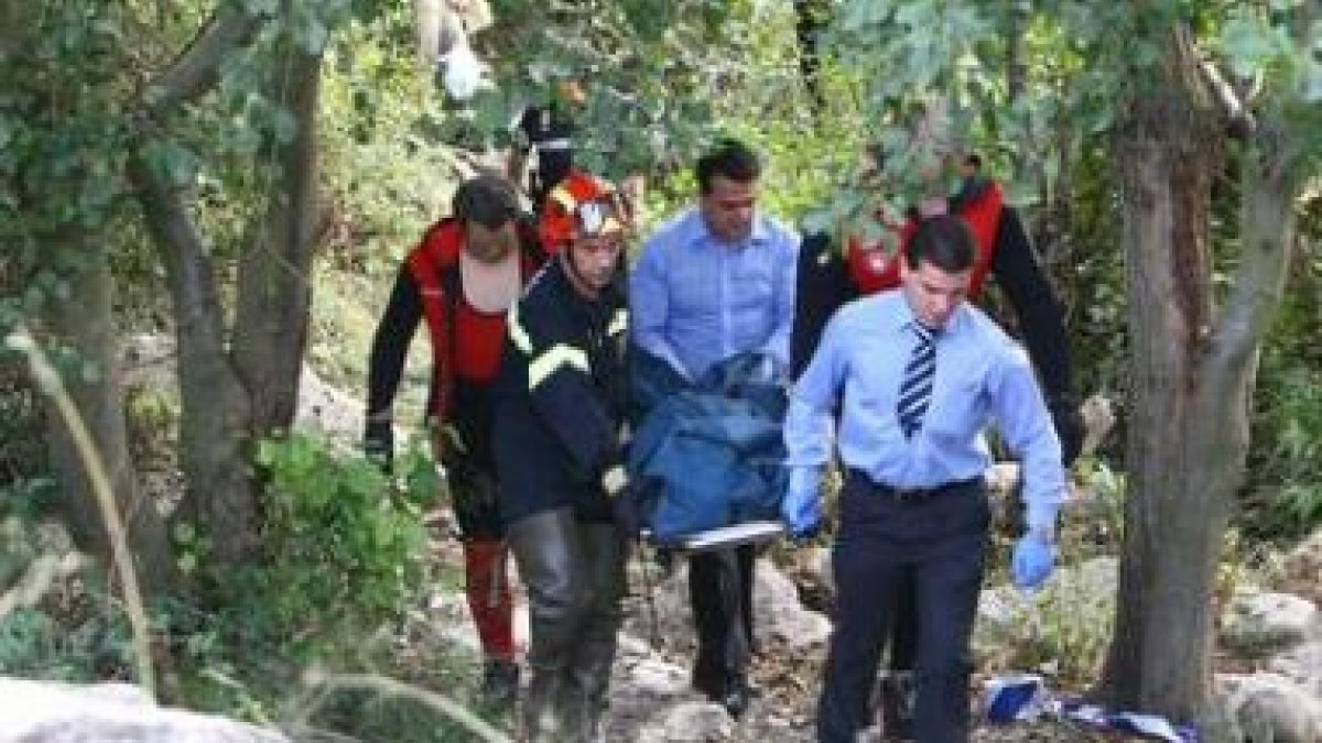El equipo de rescate traslada el cuerpo sin vida del vecino de Ponferrada.