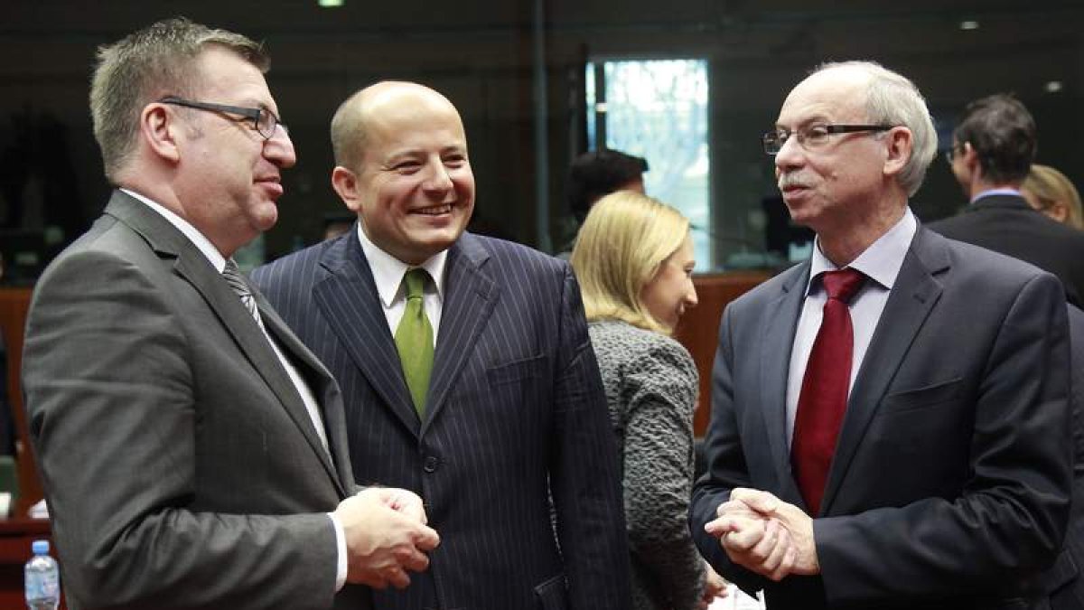 Steven Vanackere, Nikolaj Dowgielewicz y Janusz Lewandowski durante una reunión.