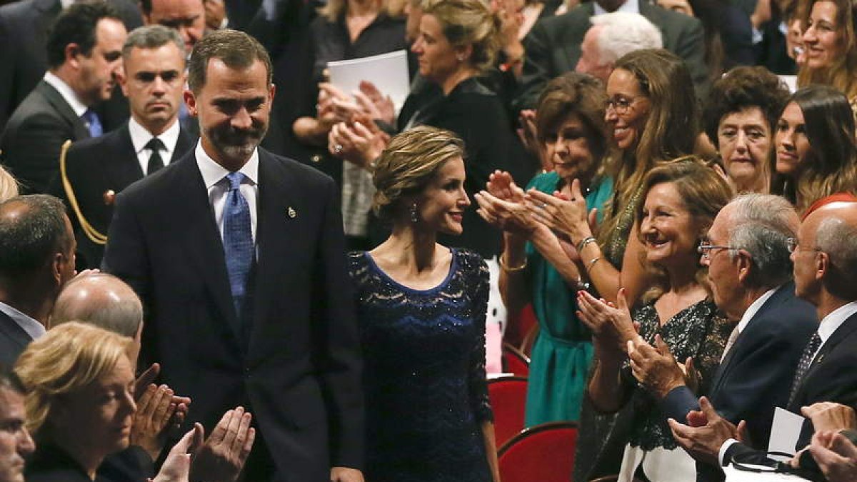 Los reyes, Felipe y Letizia a su llegada a la ceremonia de entrega de los Premios Príncipe de Asturias 2014; junto a la reina, su madre entre el público
