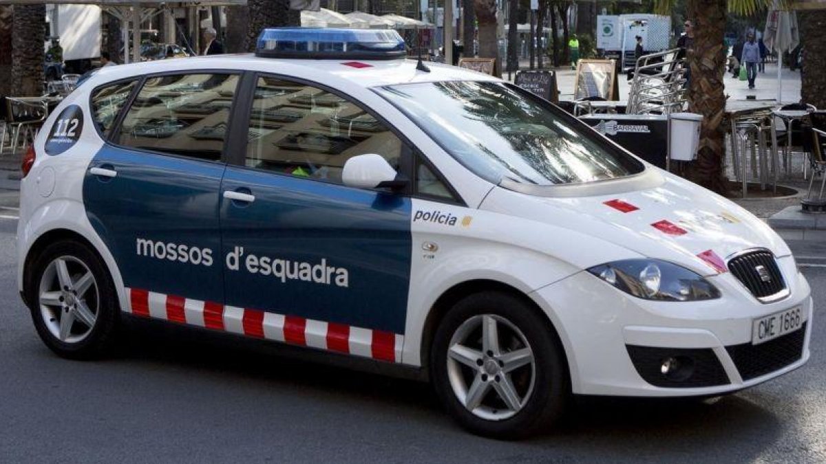 Un coche de los Mossos dEsquadra patrullando por el centro de Barcelona, en una foto de archivo