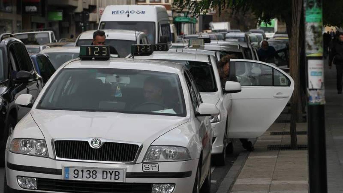 El tiempo de espera en las paradas de taxi León se ha multiplicado casi por tres a la espera de un servicio