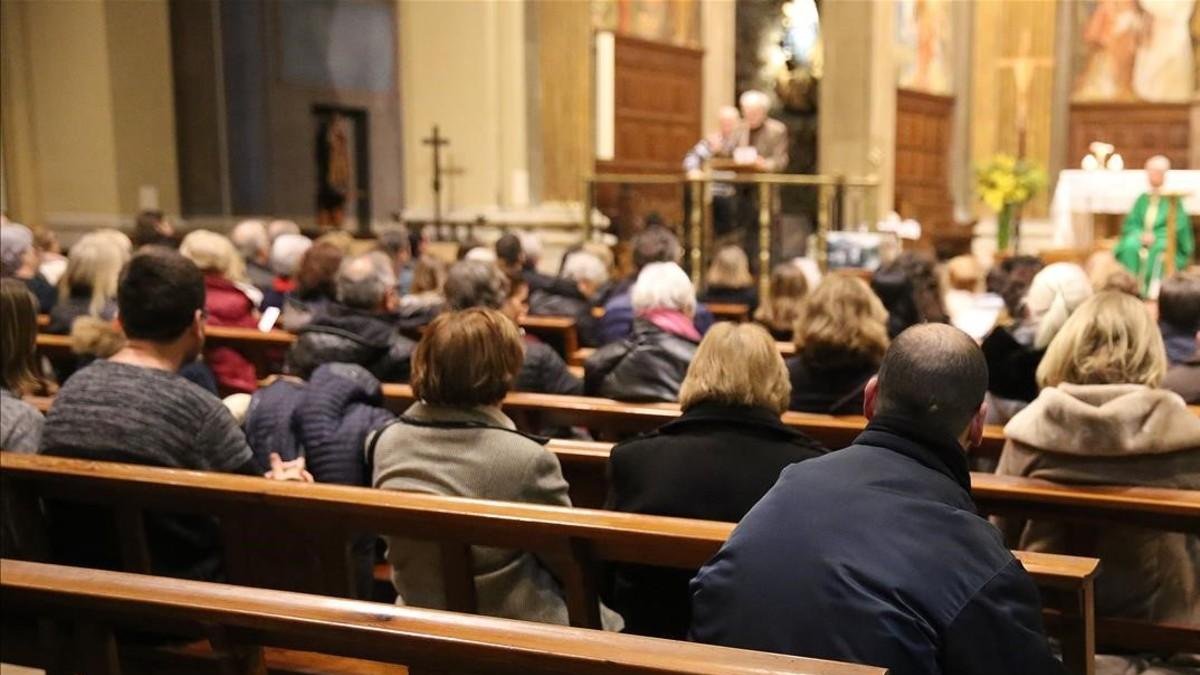 Feligreses en una iglesia.