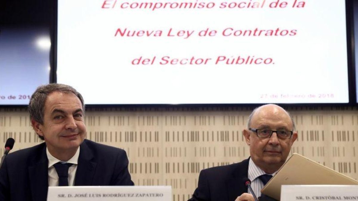 El ministro Cristobal Montoro  junto al expresidente del Gobierno Jose Luis Rodriguez Zapatero en una jornada sobre la Ley de Contratos.