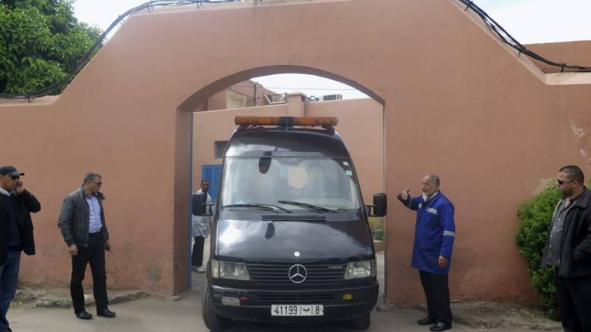 Furgón funerario que traslada los féretros de los montañeros españoles Gustavo Virués y José Antonio Martínez, tras concluir su autopsia en la morgue de la ciudad de Marrakech.