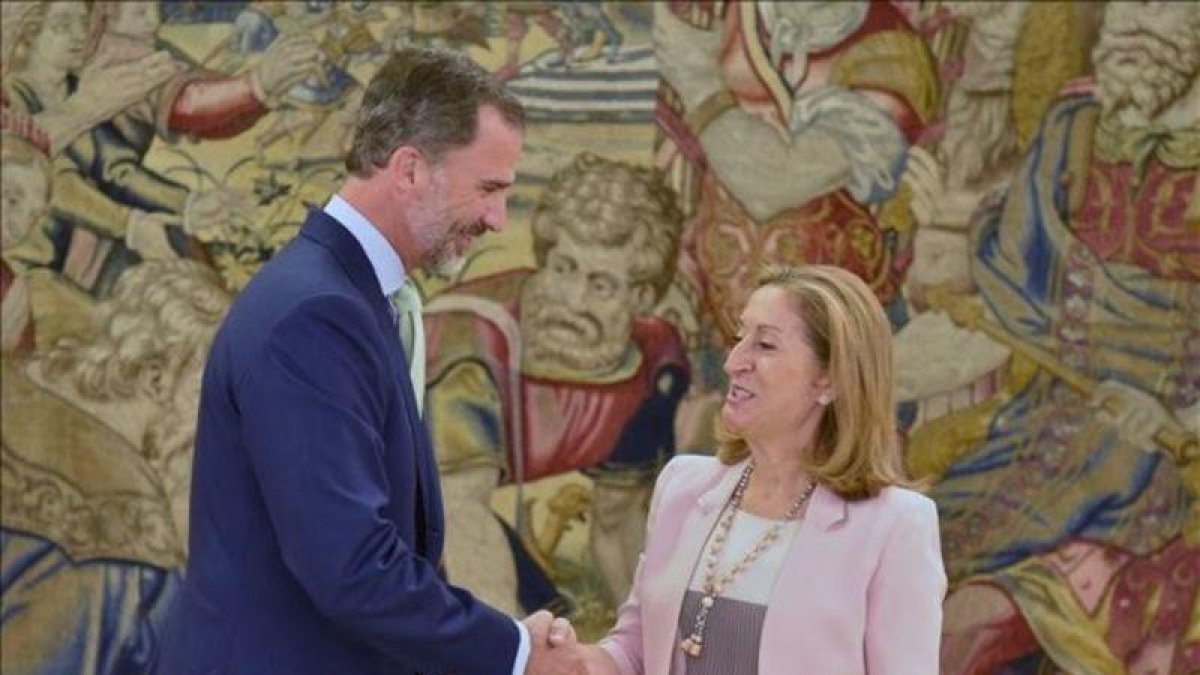 El Rey y la presidenta del Congreso, Ana Pastor, este lunes en La Zarzuela.