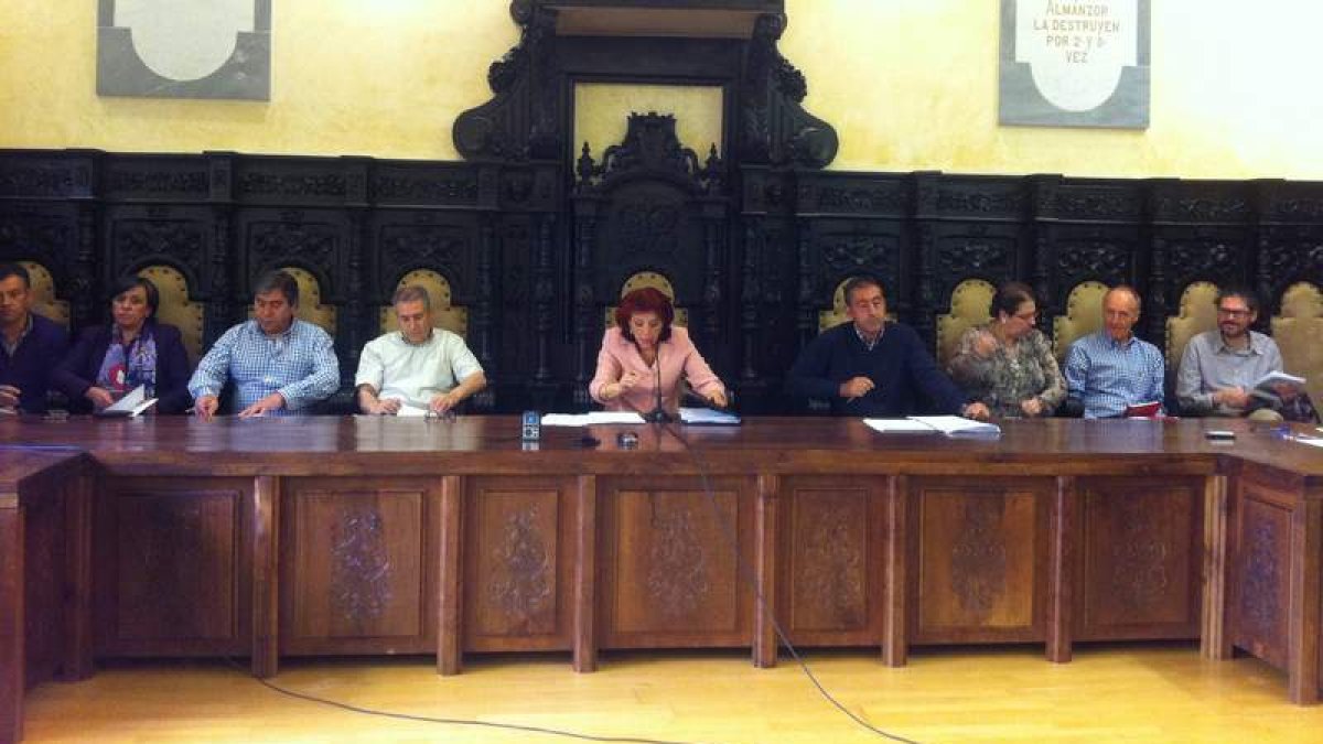 Un momento de la sesión celebrada ayer en el Ayuntamiento de Astorga.