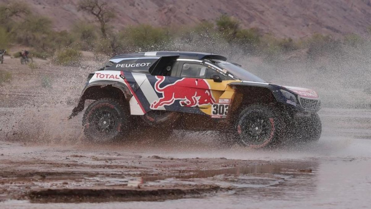 El Peugeot de Carlos Sainz, en plena acción en la etapa del jueves