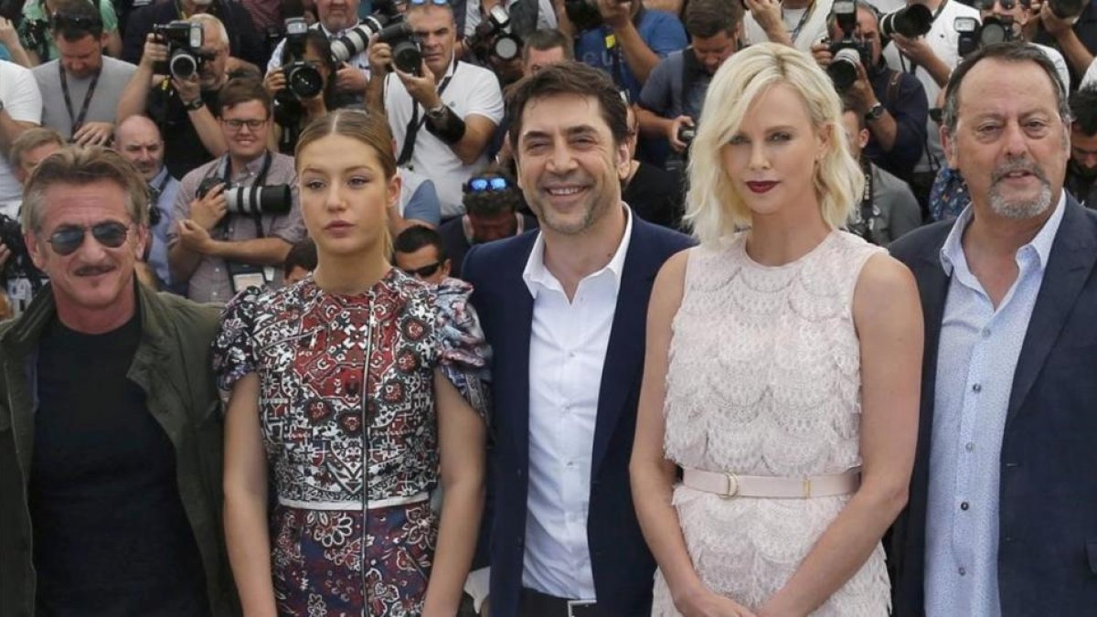 Sean Penn, Adele Exarchopoulos, Javier Bardem, Charlize Theron y Jean Reno, en Cannes, en la presentación de 'The last face'.