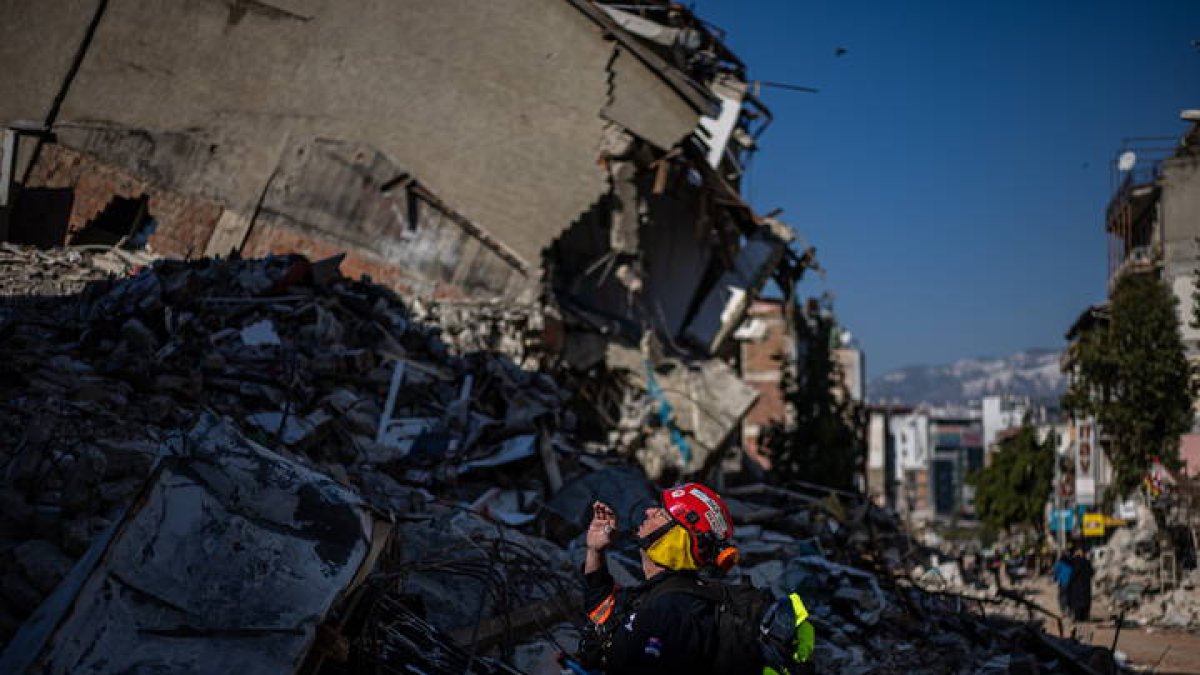 Un miembro del equipo de rescate de Australia inspecciona un edificio afectado por el terremoto de Turquía. MARTIN DIVISEK