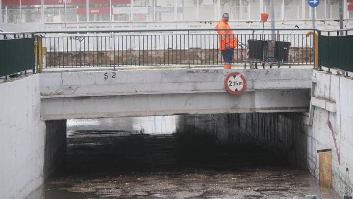 Vista de un túnel inundado el la localidad valenciana de Aldaya este domingo. JUAN CARLOS CÁRDENAS