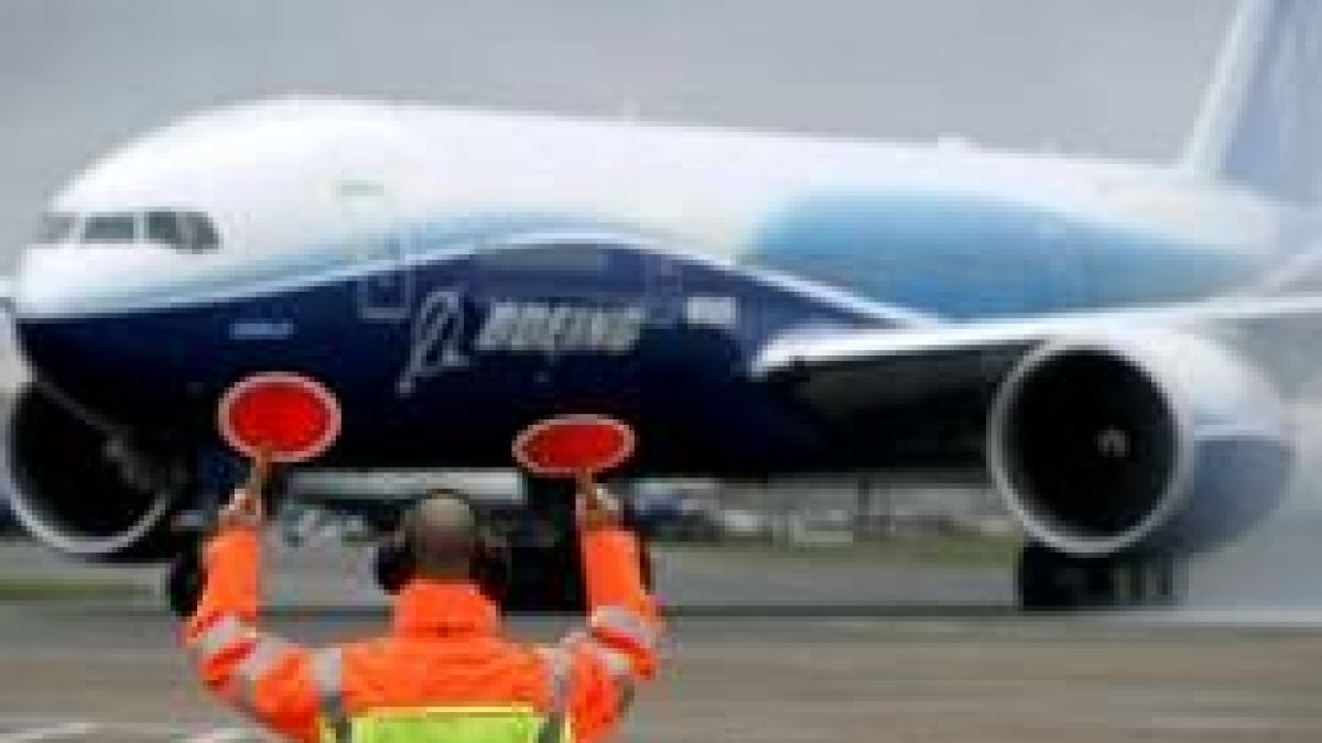 El nuevo Boeing 777, a su llegada al aeropuerto de Heathrow, en Londres