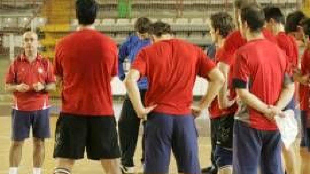 Jordi Ribera, en el centro de la cancha, da instrucciones a sus jugadores durante un entrenamiento