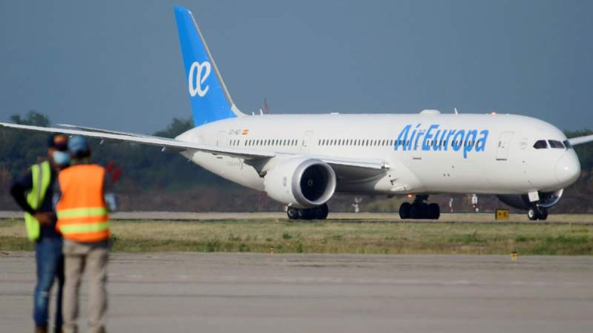 Un avión de Air Europa aterriza el mes pasado en un aeropuerto de Honduras . JOSÉ VALLE