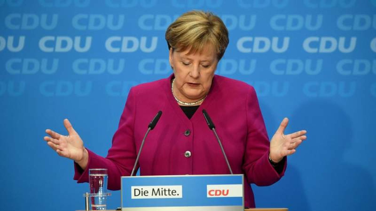 Angela Merkel durante el inesperado anuncio que hizo ayer en Berlín. OMER MESSINGER