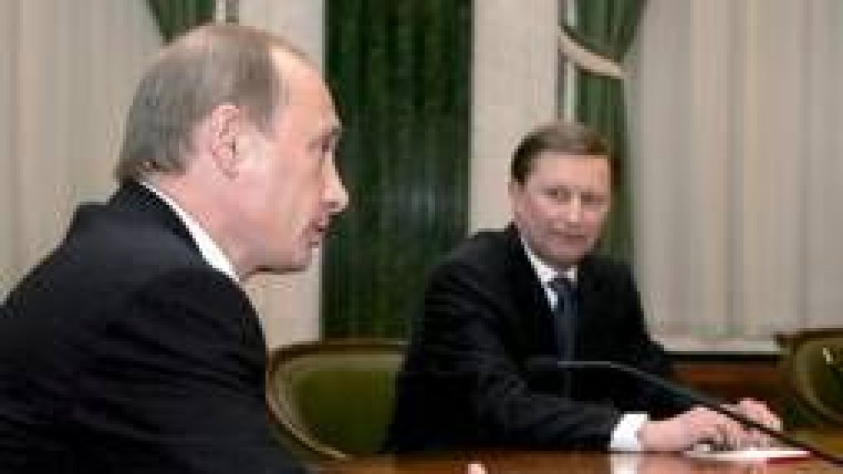 El presidente ruso, Putin, junto al nuevo viceprimer ministro, Ivanov