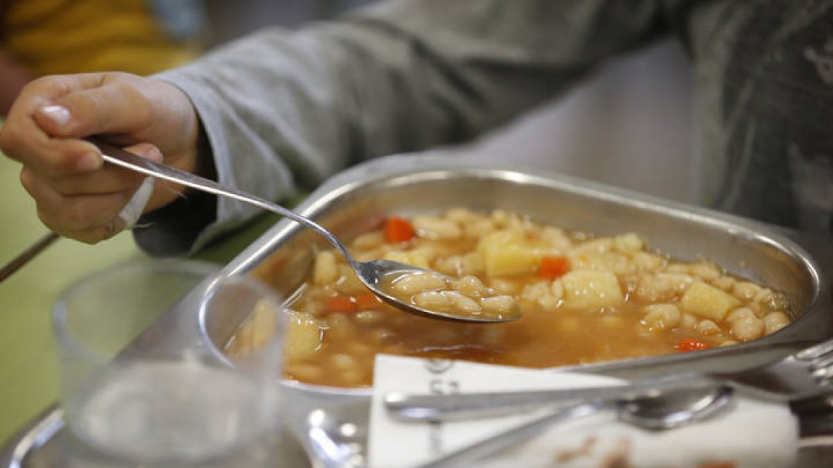 Un niño toma su comida en el colegio. JESÚS F. SALVADORES