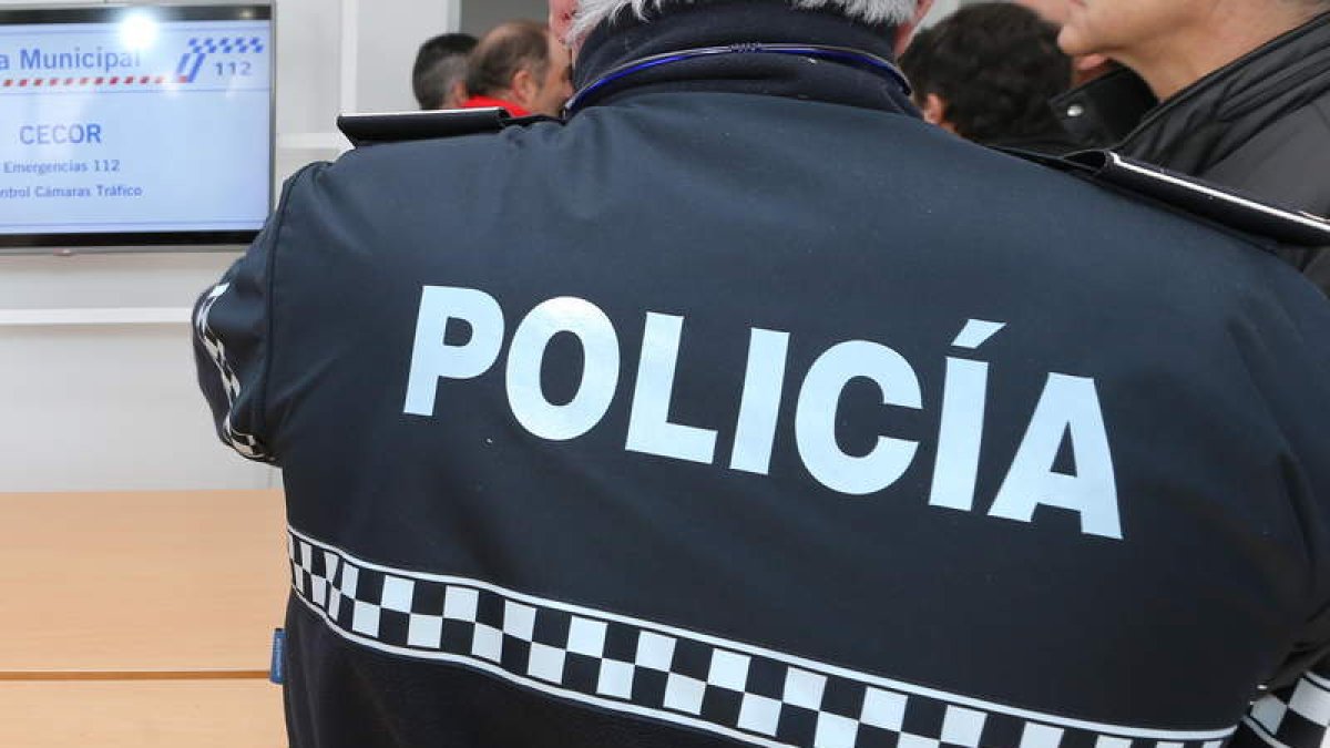 La agresora fue detenida por la Policía Municipal. L. DE LA MATA