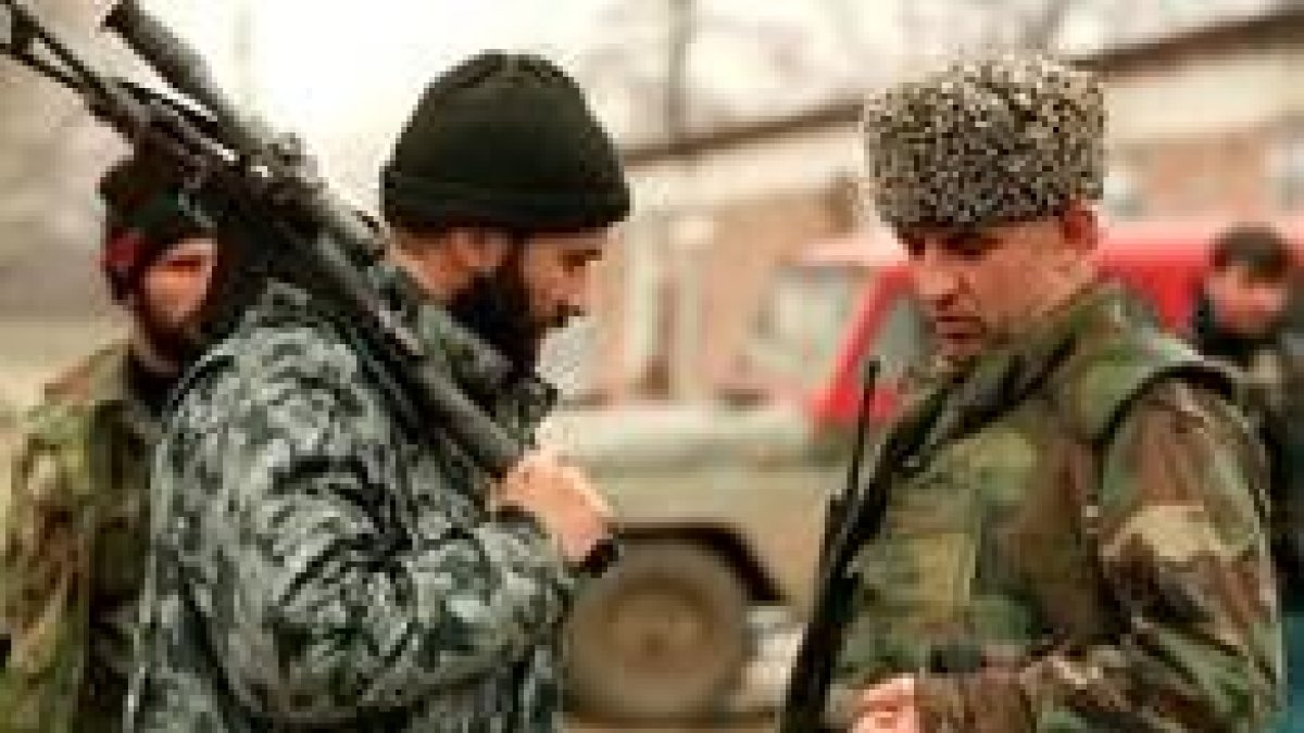 Imagen de archivo del líder separatista, Masjádov, a la derecha, y Basáyev, jefe guerrillero