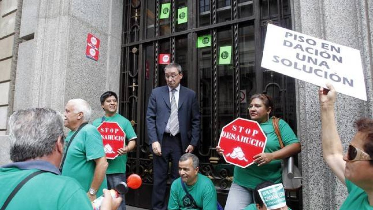 Miembros de la PAH en una acción de protesta en 2012.