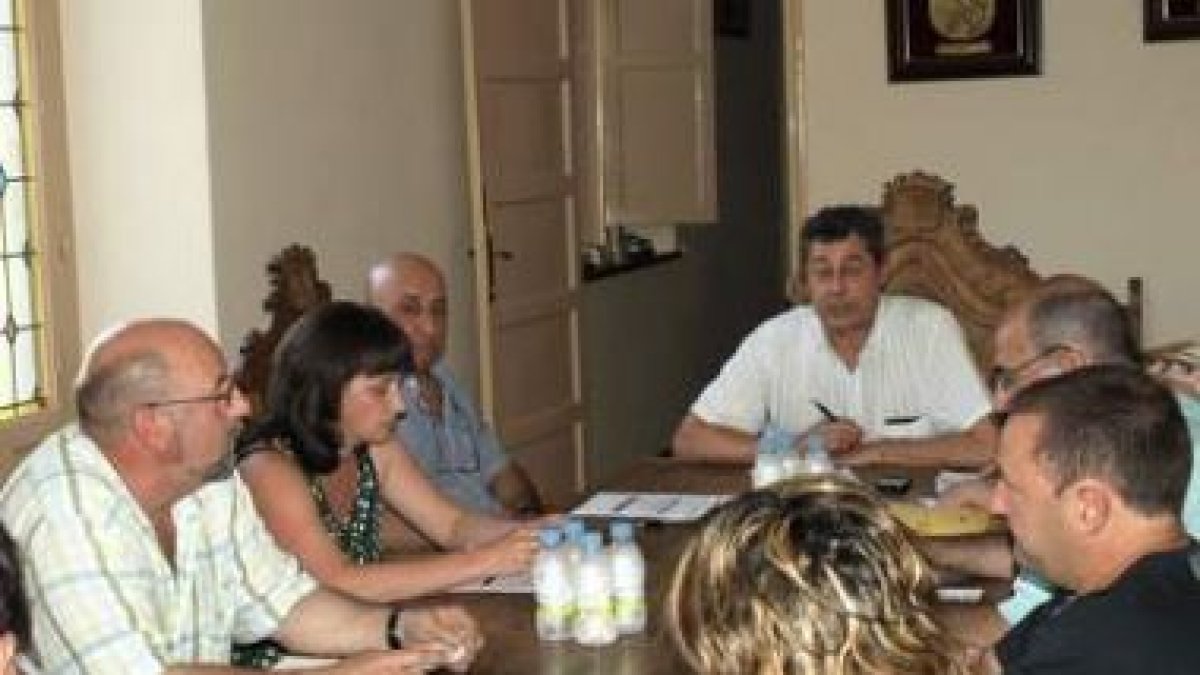 El concejal de IU, Mauricio Luis, a la izquierda, en el pleno de ayer en Sabero.