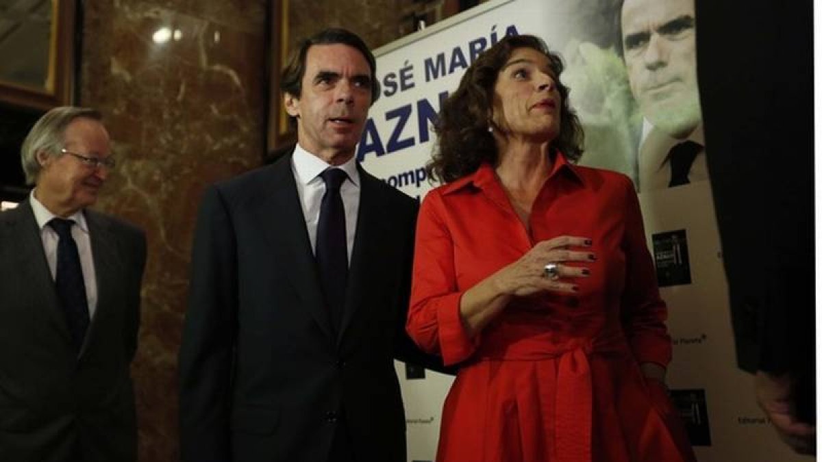 Aznar, junto a su esposa, Ana Botella, en el acto de presentación de sus memorias, ayer en Madrid.