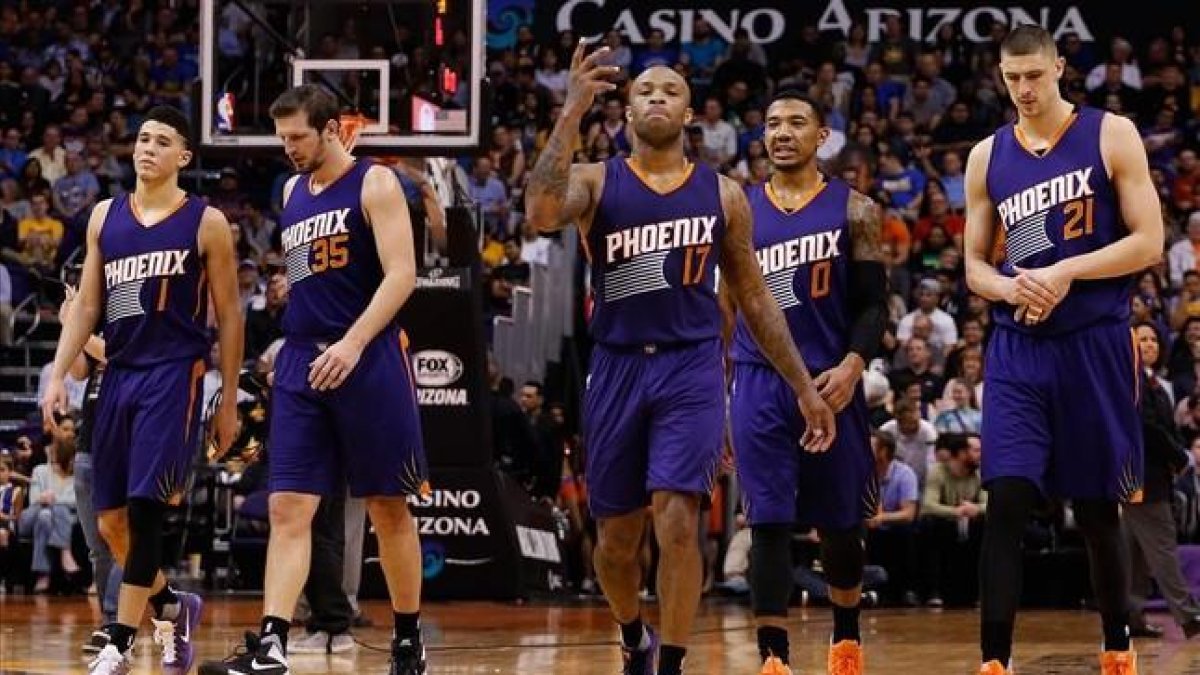 Los jugadores de los Suns, durante un encuentro.