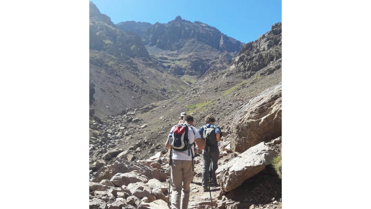 La ruta asciende más de 4.000 metros hasta la cima del monte que toca el cielo, en Marruecos.