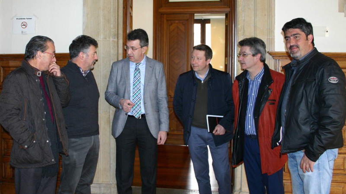 El presidente de la Diputación recibió a los alcaldes de Gradefes, Valdepolo y Villasabariego