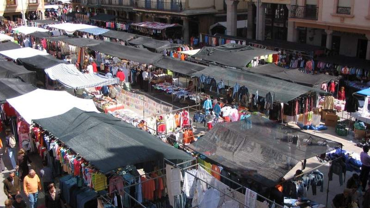 El mercado semanal se instala en la plaza Mayor y alrededores.