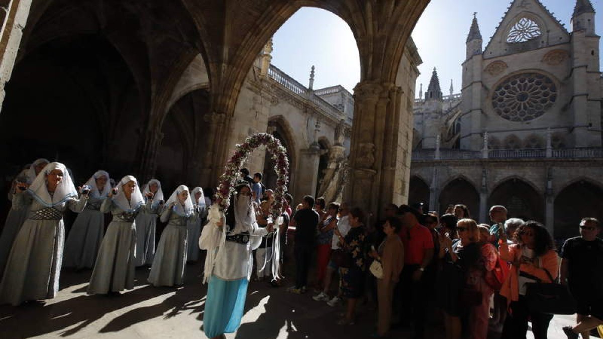 La sotadera y las doncellas llegan al Claustro de la Catedral para la ceremonia. RAMIRO