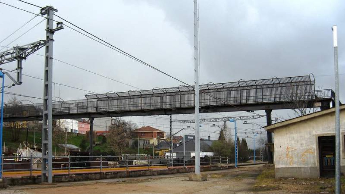 La pasarela salva las vías del tren y comunica los barrios de La Estación y el Socuello.