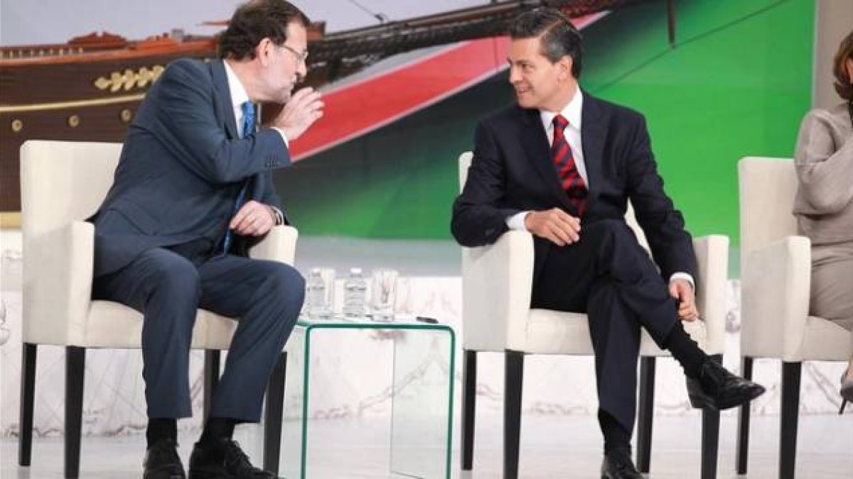Mariano Rajoy conversa con el presidente mexicano, Enrique Peña Nieto, en el foro de Veracruz.