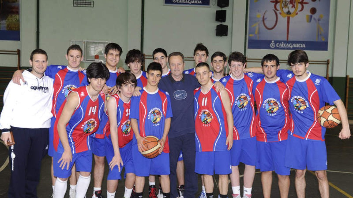 Aíto García, en el centro, junto al grupo de jugadores con los que compartió el clínic.