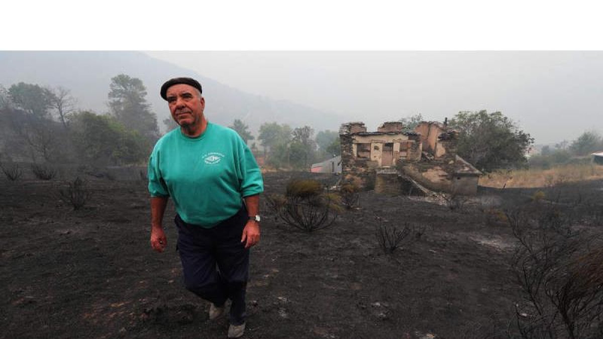 Rafel Valle, de 68 años, camina por la zona calcinada de Silván, en donde ardió la escuela (siguiente imagen). LUIS DE LA MATA