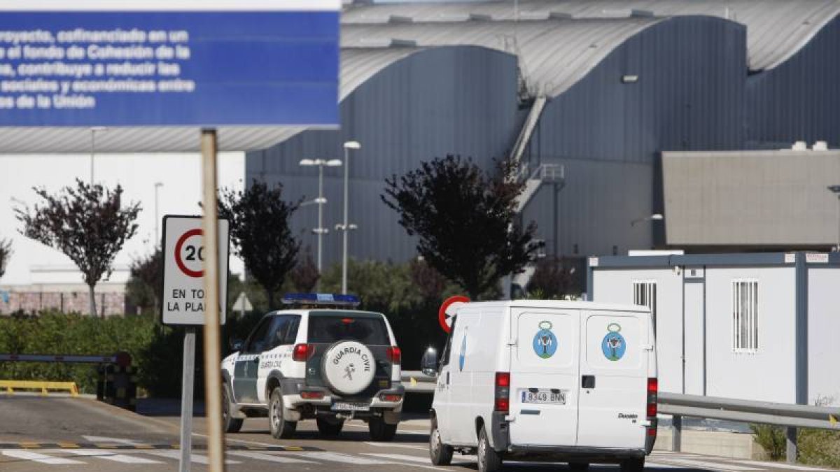 El furgón de la Hermandad de la Sangre de Cristo entra en las instalaciones, escoltado por la Guardia Civil.