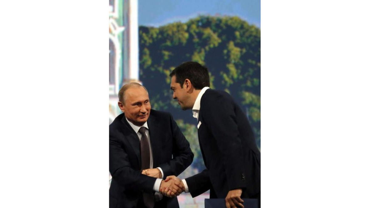 Putin saluda al primer ministro griego, Tsipras.
