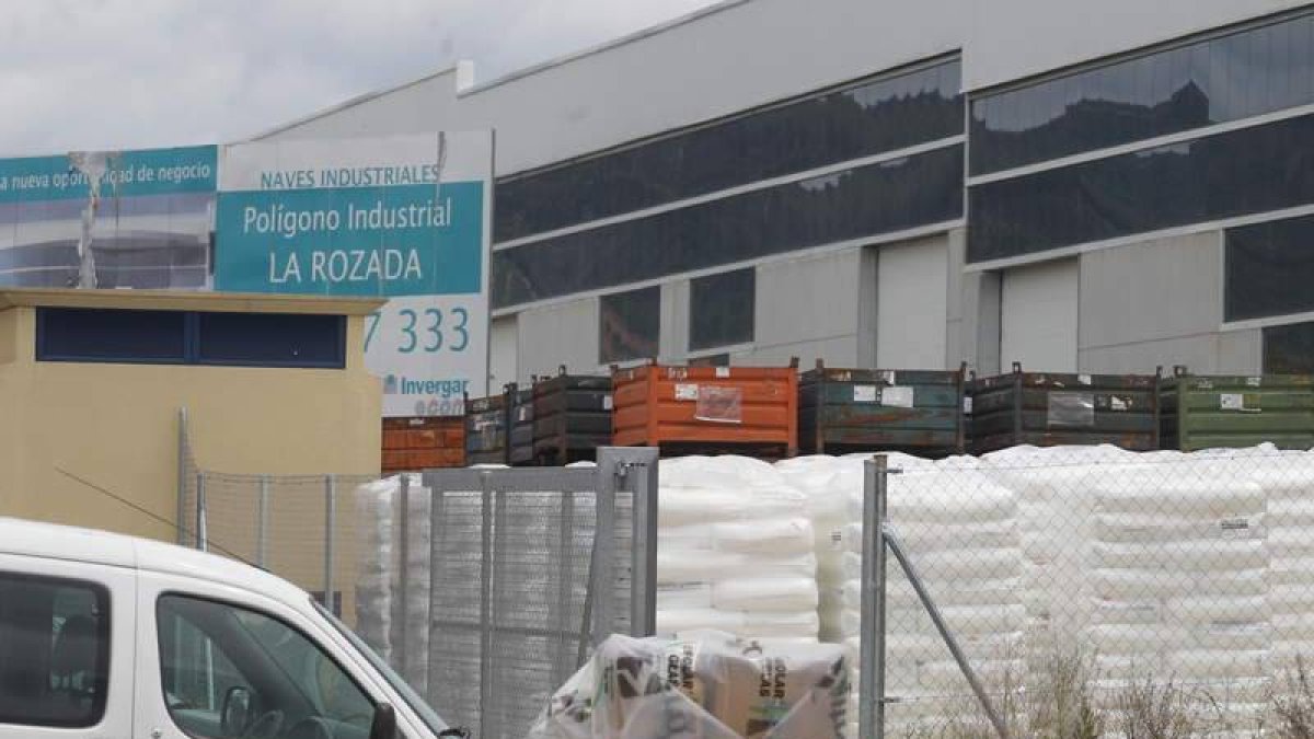 Material de Vitro Cristalglass, acumulado a las puertas de la factoría de La Rozada.