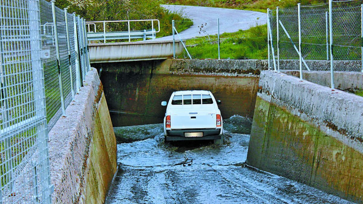 Los cuerpos de las víctimas se sacaron del canal en un vehículo de la CHD. CAMPOS