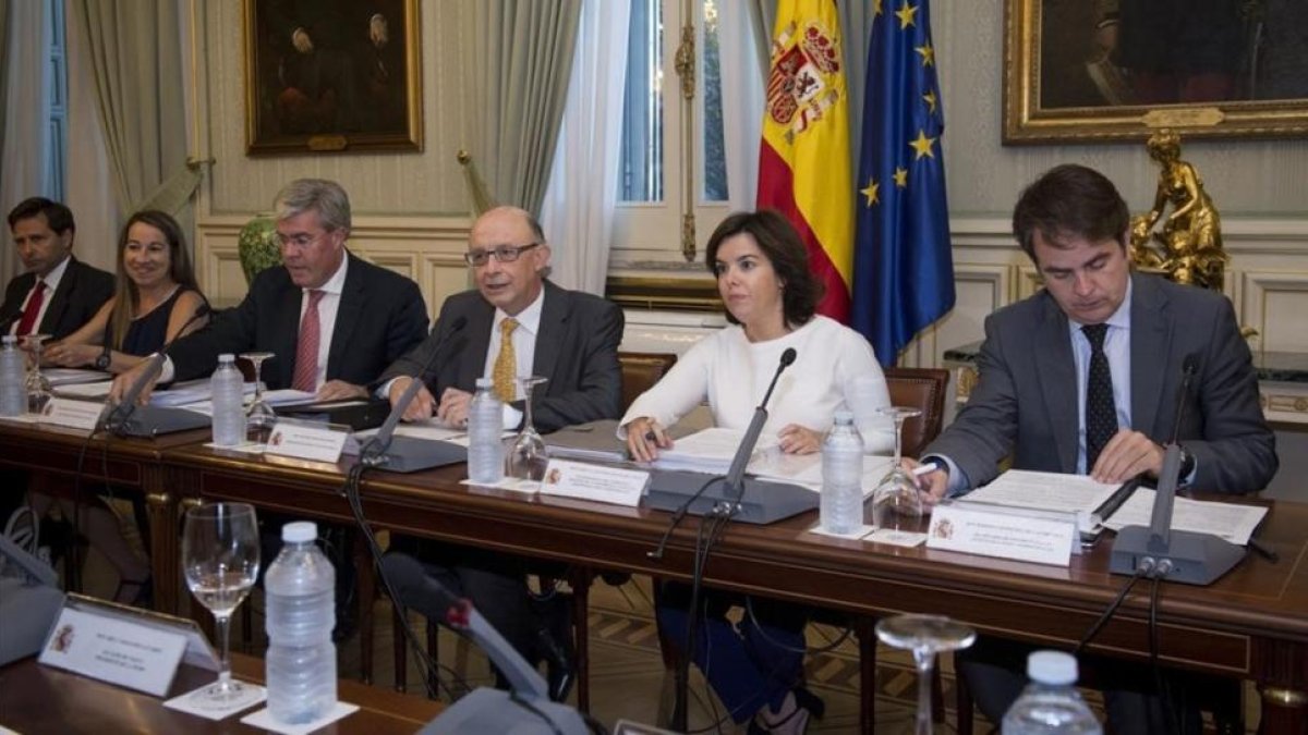 La vicepresidenta del Gobierno y el ministro de Hacienda esta semana en la reunión de la Comisión Nacional de Administración Local.