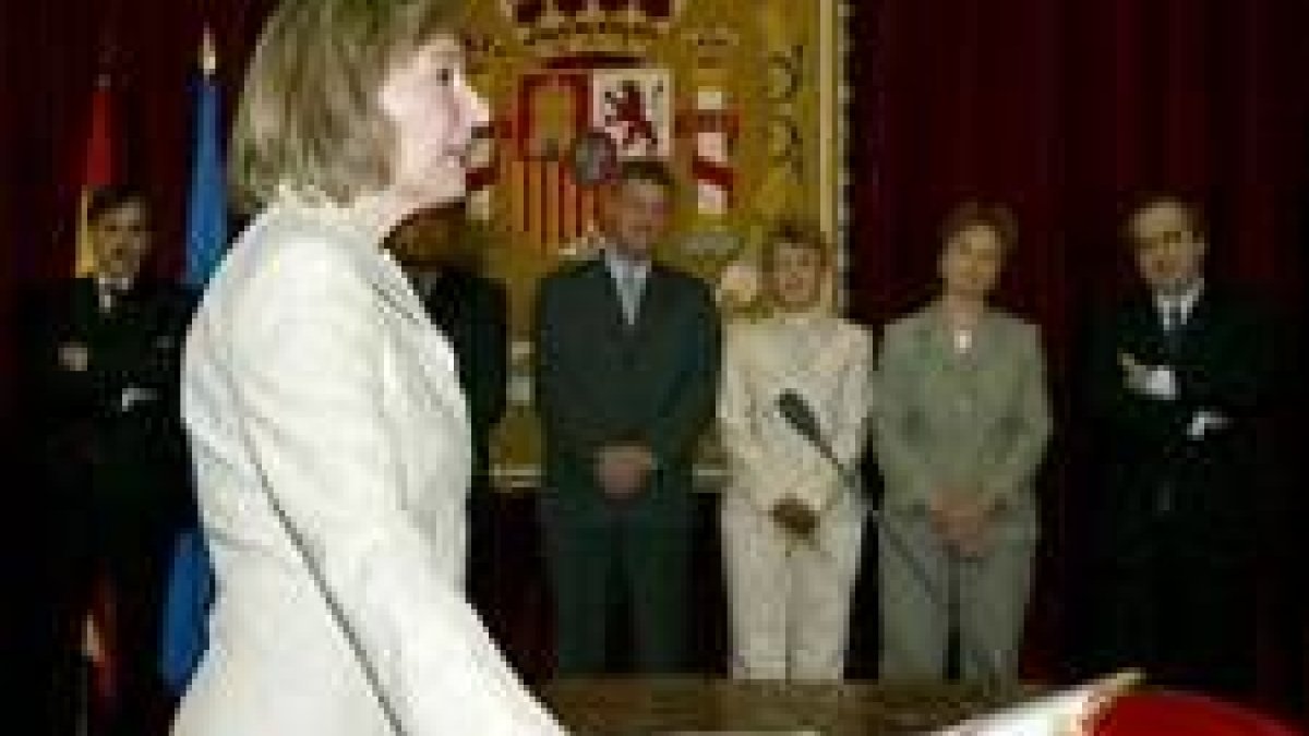 Amparo Valcarce toma posesión en presencia del ministro Caldera