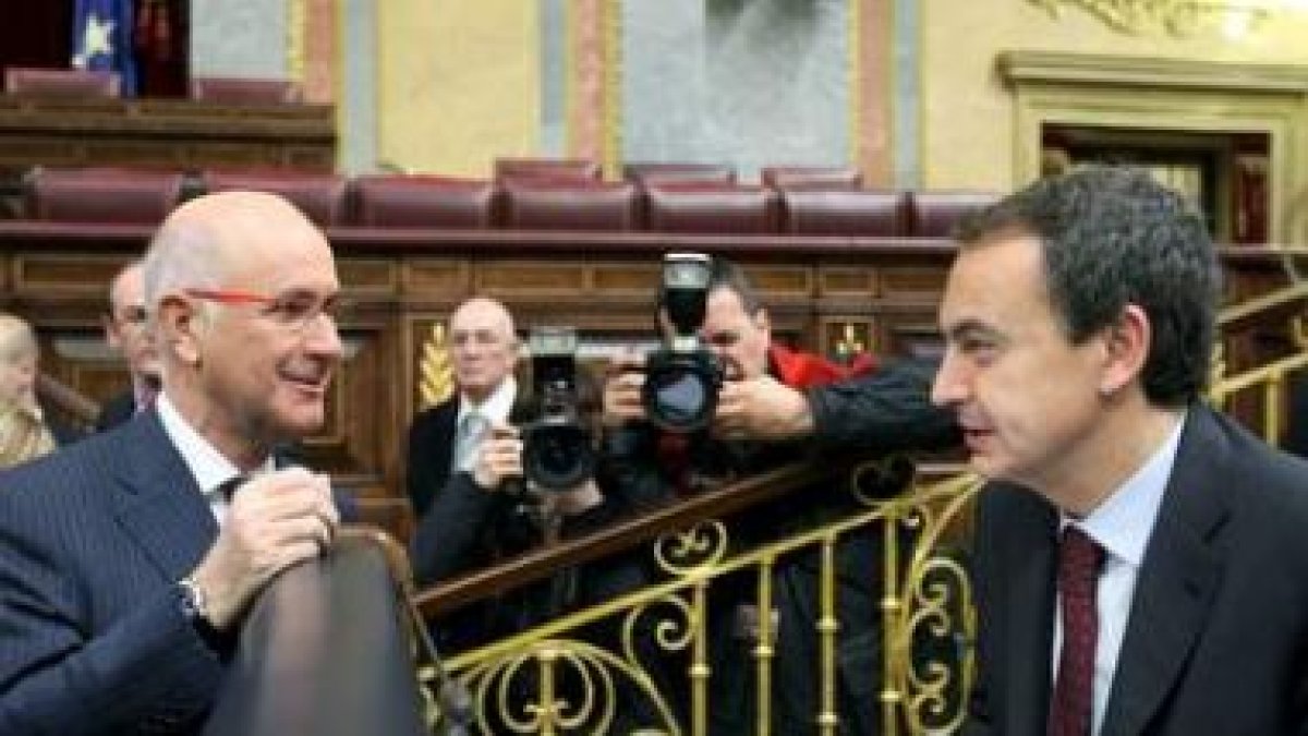 El diputado de CiU Duran i Lleida conversa con Zapatero antes de la sesión de control.