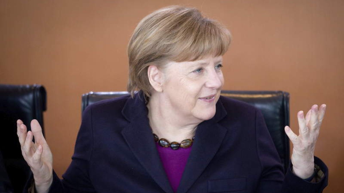 Angela Merkel, ayer, presidiendo una reunión del Consejo de Ministros en la Cancilleria.