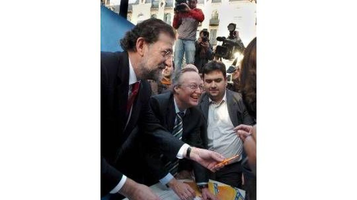 Rajoy y Piqué durante la recogida de firmas ayer en Barcelona
