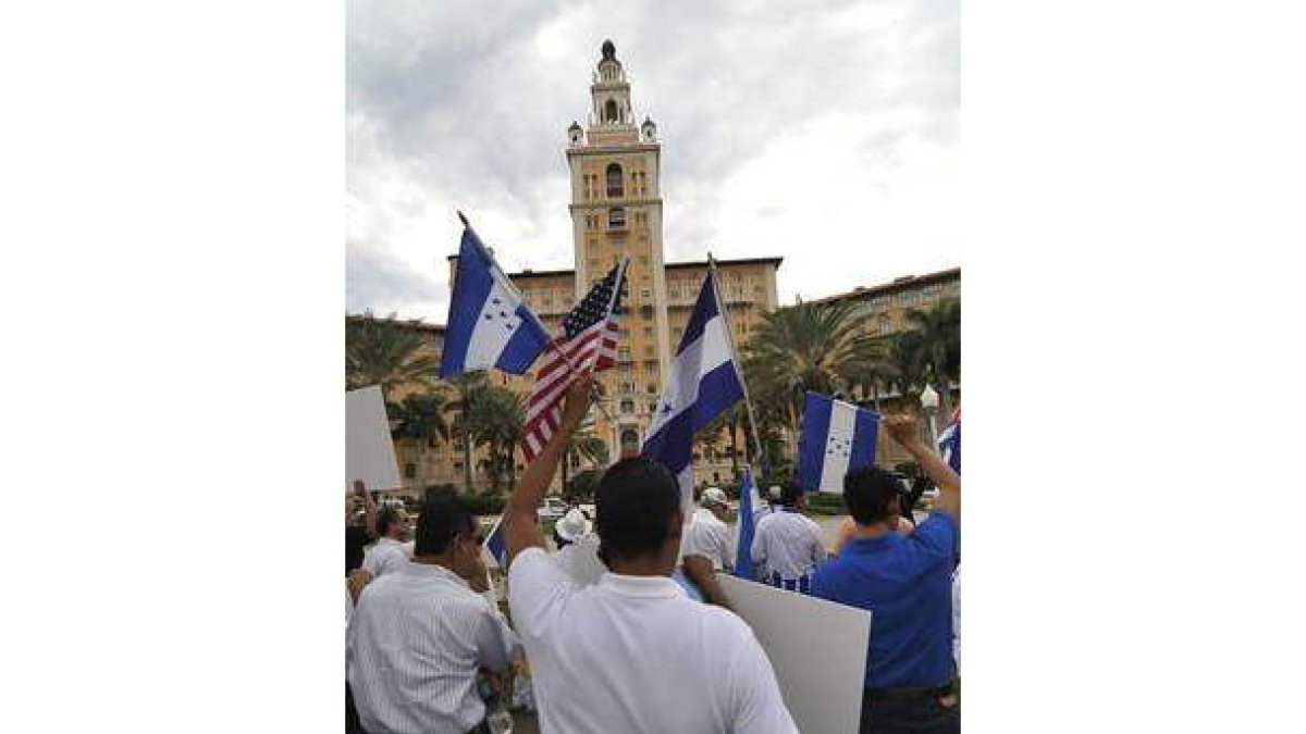 Contrarios a Zelaya en una manifestación en Florida.