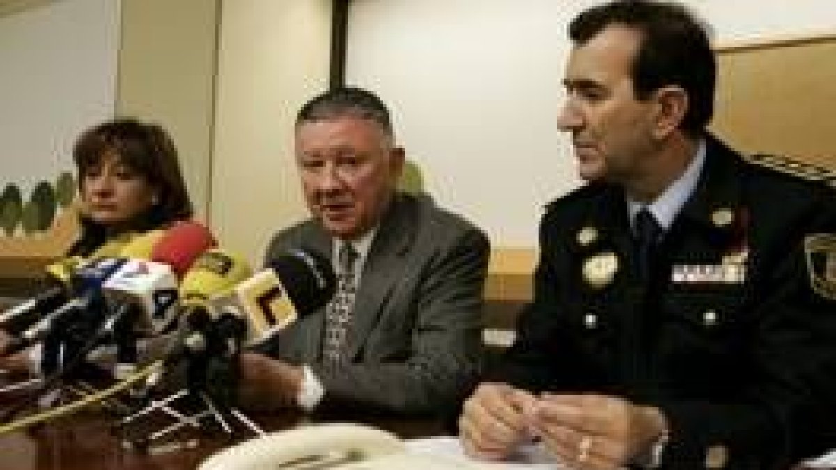 Edelmira Martínez, Ángel Valencia y Martín Muñoz, durante la rueda de prensa de la mañana de ayer