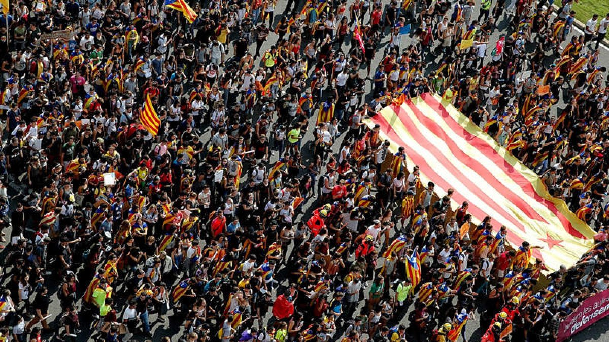 Miles de estudiantes de secundaria y universitarios durante la manifestación de ayer en Barcelona. JUAN CARLOS CÁRDENAS