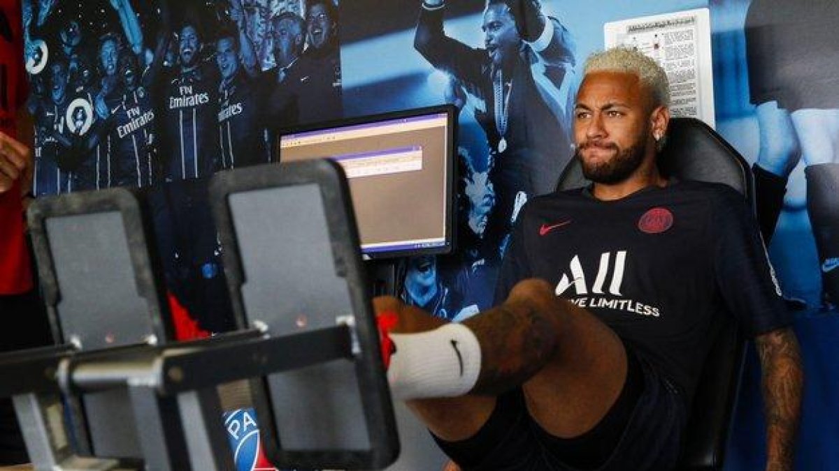 Neymar, en el gimnasio del Paris SG en su primer día de entrenamiento con el club francés.