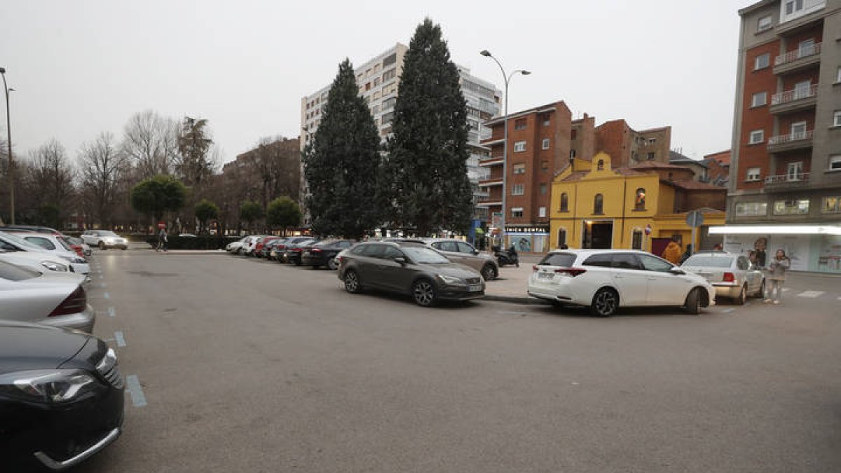 Imagen del estacionamiento frente a la capilla de Santa Nonia. RAMIRO